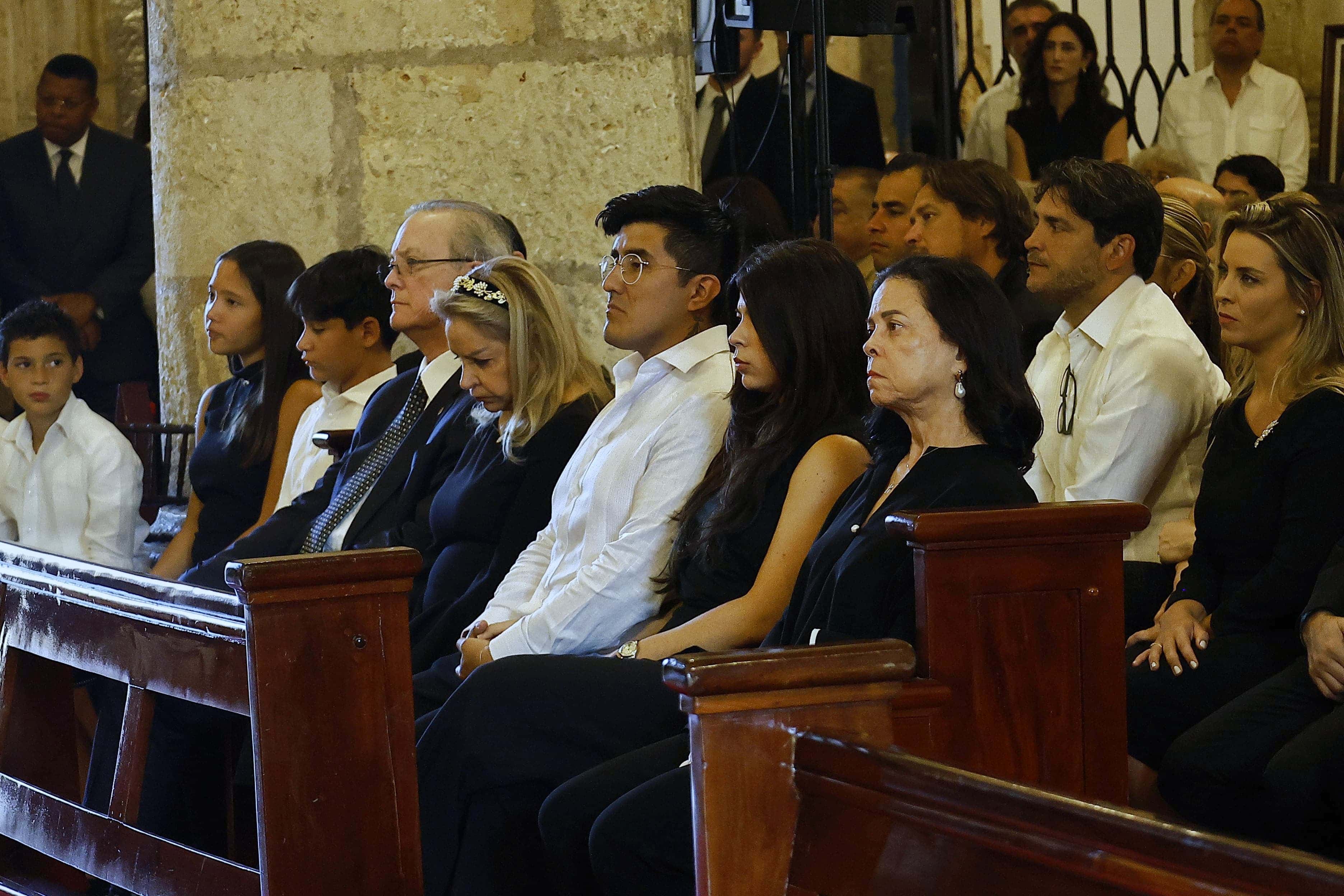 Familias Grullón, Rodríguez, Estrella y Segura durante la misa en memoria de sus seres queridos
