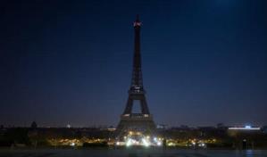 La torre Eiffel se apaga en señal de duelo por el papa Francisco