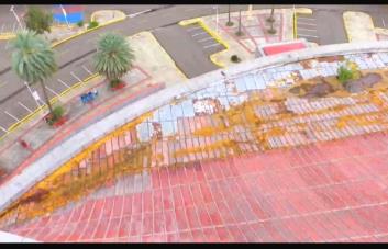 El techo de la Gran Arena del Cibao se deteriora y no parece tener dolientes