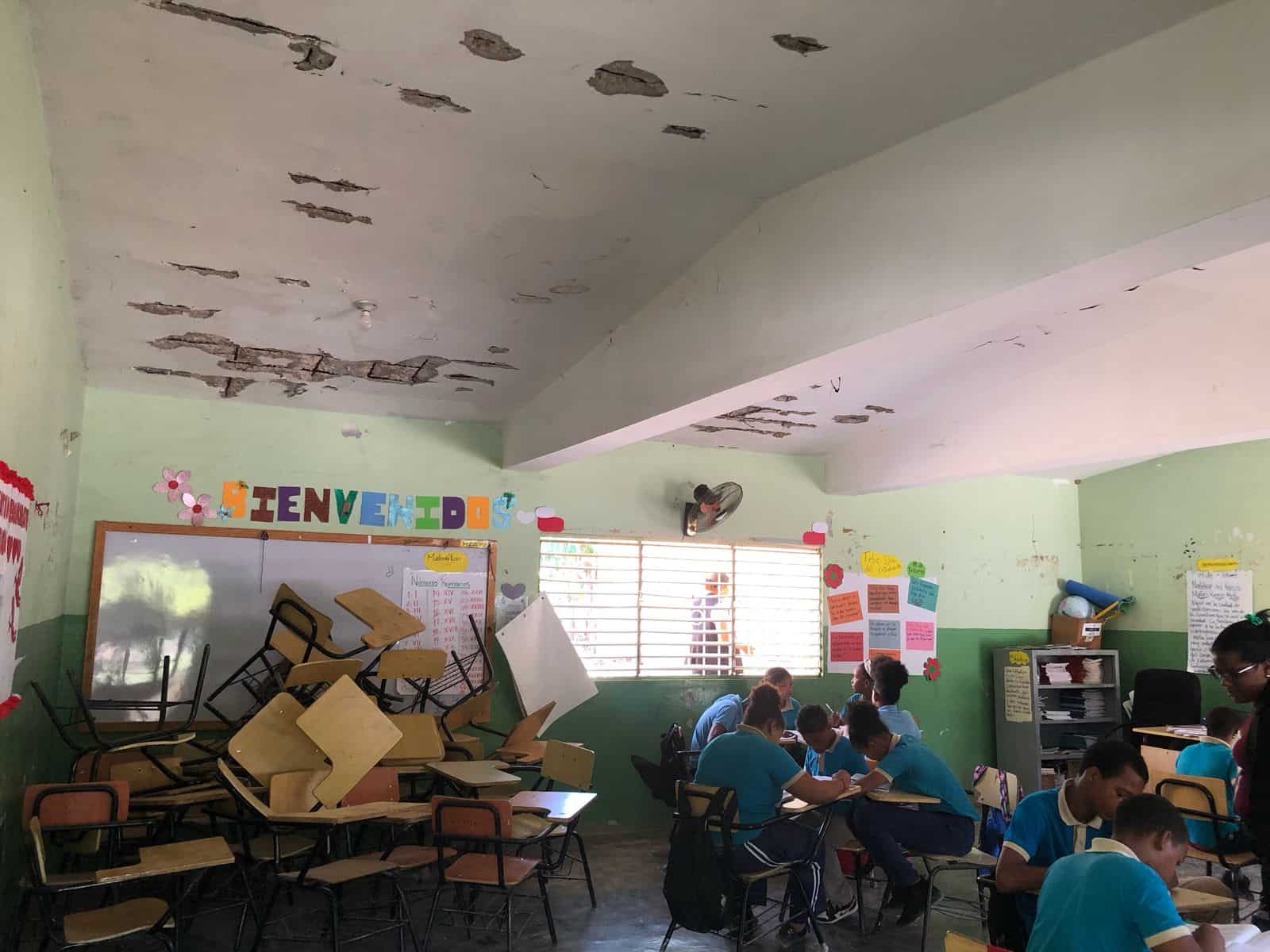Estudiantes toman clases en un aula de la escuela Amado Haro, cuyo techo está agrietado