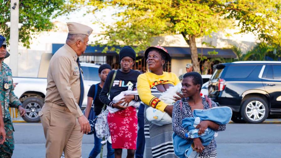 Deportan a 87 haitianas embarazadas y recién paridas en primer día de protocolo hospitalario Deportan a 87 haitianas embarazadas y recién paridas en primer día de protocolo hospitalario