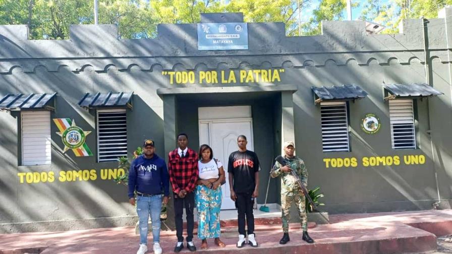 Detienen a tres haitianos con carnets de regularización falsificados en San Juan de la Maguana Detienen a tres haitianos con carnets de regularización falsificados en San Juan de la Maguana