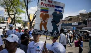 Una jueza en EE. UU. detiene la deportación a El Salvador de un centenar de venezolanos