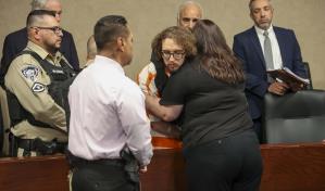 Una mujer abraza al hombre que mató a su hermano y a 22 más en ataque racista en un Walmart de Texas Una mujer abraza al hombre que mató a su hermano y a 22 más en ataque racista en un Walmart de Texas