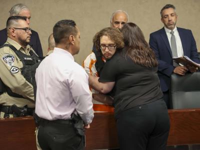 Mujer abraza al autor de tiroteo en Walmart que mató a su hermano