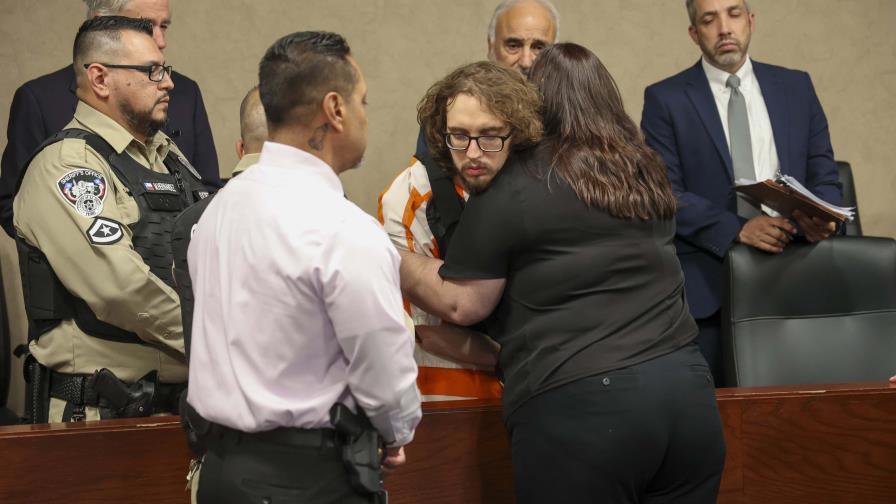 Una mujer abraza al hombre que mató a su hermano y a 22 más en ataque racista en un Walmart de Texas Una mujer abraza al hombre que mató a su hermano y a 22 más en ataque racista en un Walmart de Texas