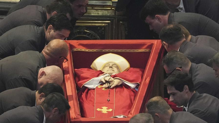 Sobrino de Francisco viaja a Roma para despedir a su tío gracias a empresaria argentina Sobrino de Francisco viaja a Roma para despedir a su tío gracias a empresaria argentina