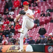 Wynns se queda a un triple del ciclo, Singer poncha a ocho y Rojos vencen a Marlins