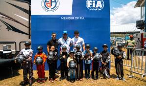 Niños kartistas reciben indumentarias de seguridad de Kyffin Simpson y la FDA Niños kartistas reciben indumentarias de seguridad de Kyffin Simpson y la FDA