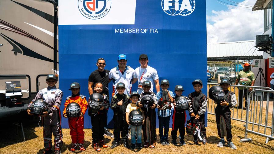 Niños kartistas reciben indumentarias de seguridad de Kyffin Simpson y la FDA Niños kartistas reciben indumentarias de seguridad de Kyffin Simpson y la FDA