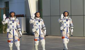 China presenta a los astronautas de la misión Shenzhou-20, que despegará este jueves