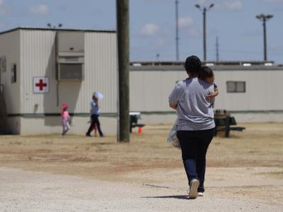 Legisladores visitan centro de detención de migrantes en Texas