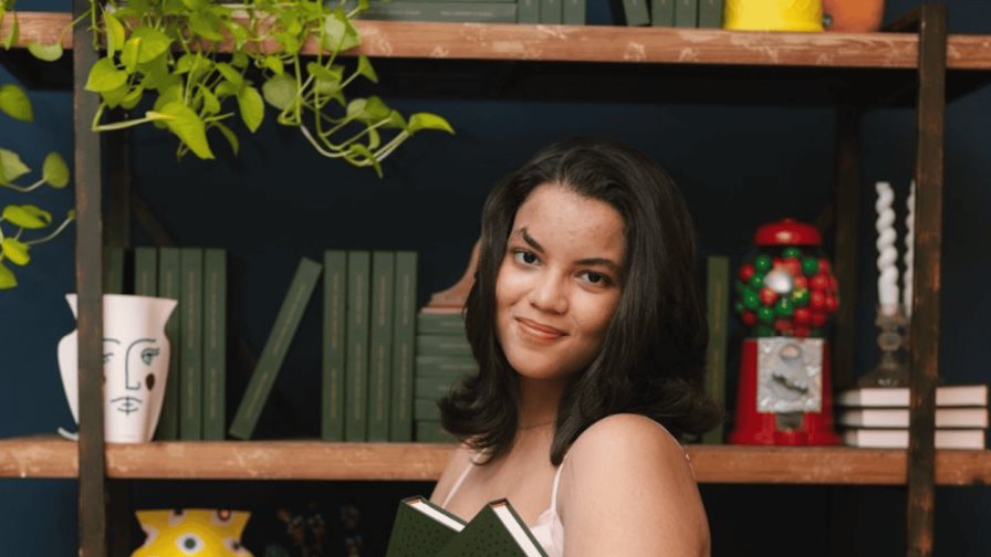 La joven escritora Gabrielle Mangones Ureña lanza su libro "Cuentos oscuros para noches lluviosas" La joven escritora Gabrielle Mangones Ureña lanza su libro "Cuentos oscuros para noches lluviosas"