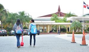 Proyecto de ley exigiría que haitianos titulados aquí regresen a ejercer la profesión en su país