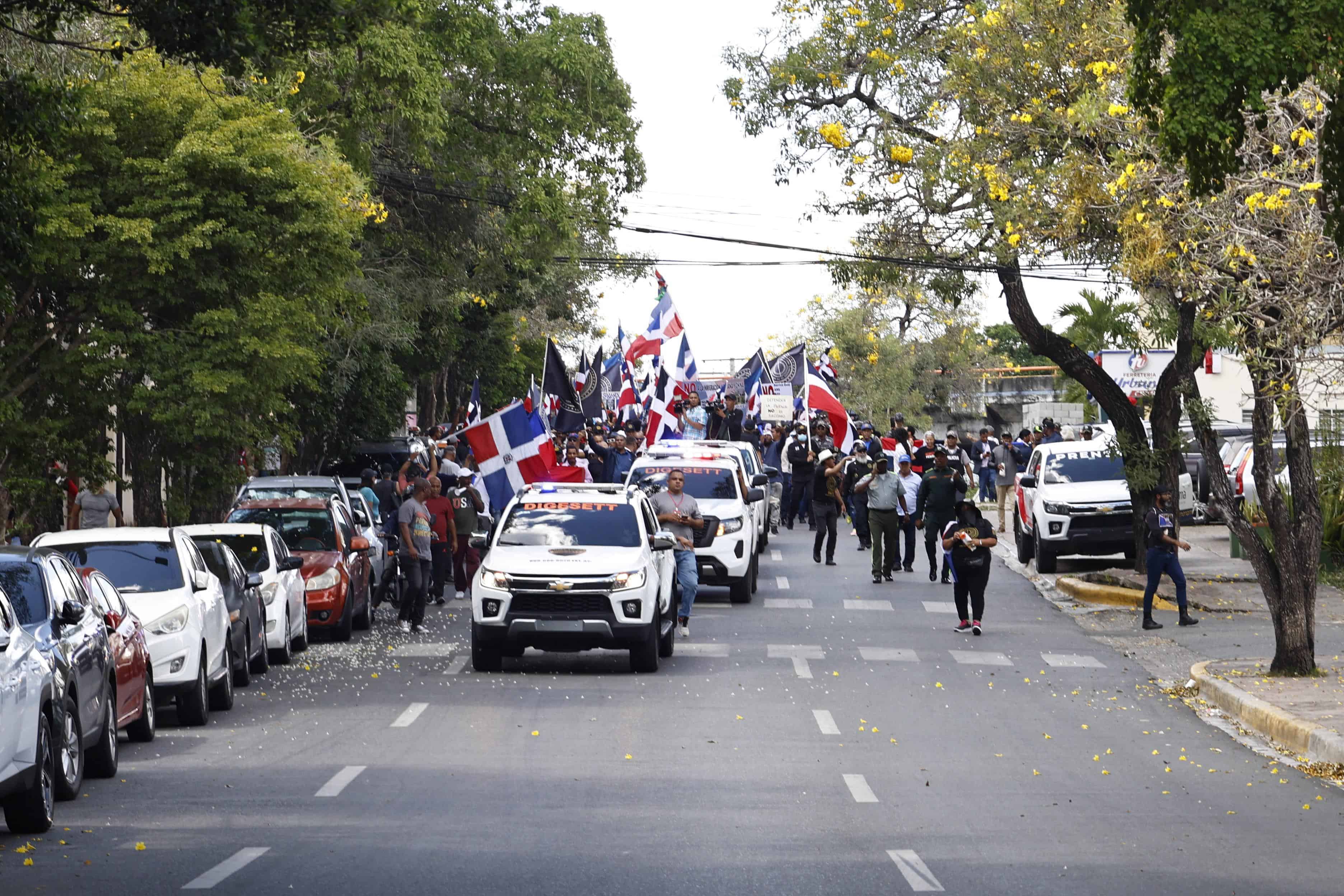 Manifestantes en la marcha hacia el Palacio Nacional, en protesta contra la inmigración haitiana.