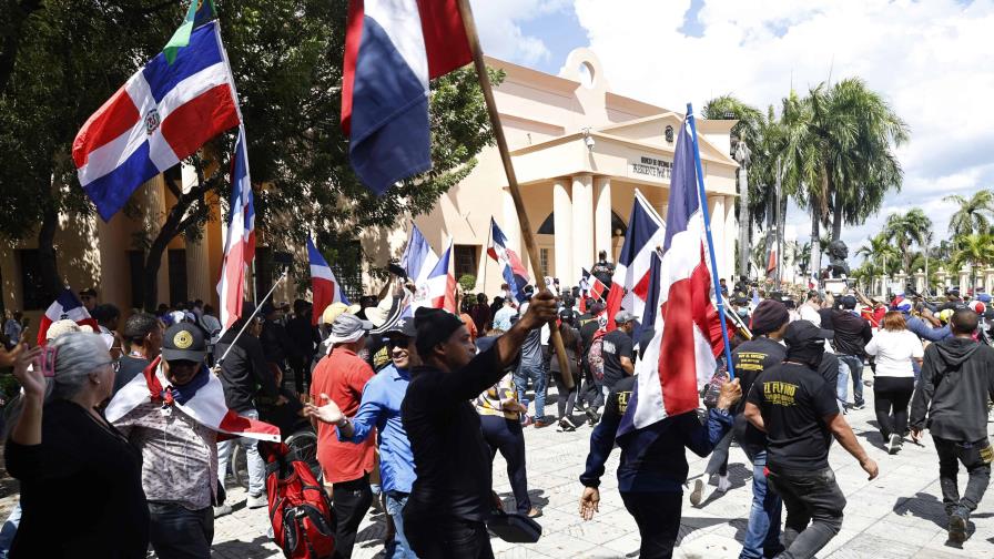 Cientos de manifestantes reclaman frente al Palacio Nacional el fin de la inmigración haitiana Cientos de manifestantes reclaman frente al Palacio Nacional el fin de la inmigración haitiana