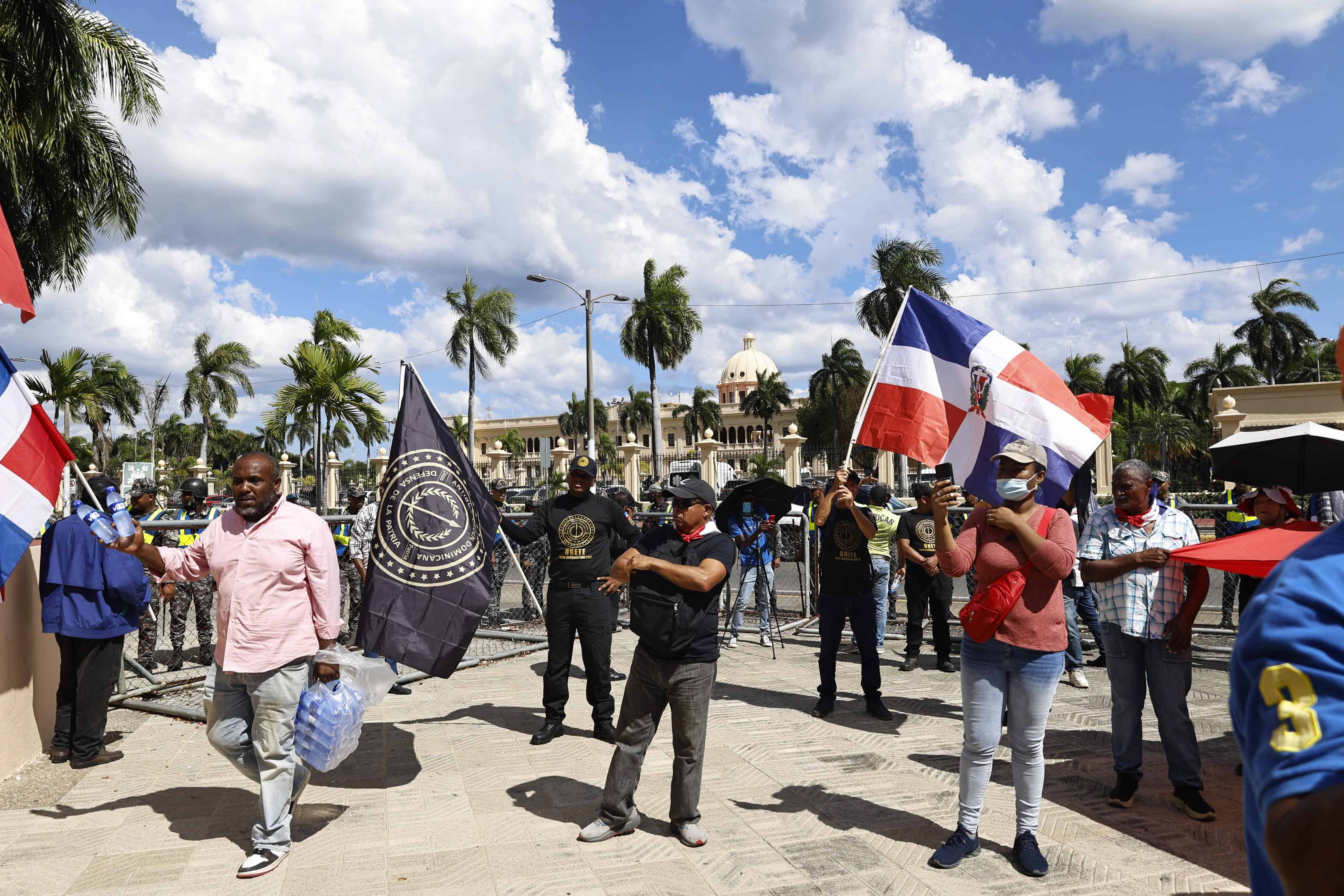 Manifestantes frente al Palacio Nacional en la marcha contra la inmigración haitiana. 