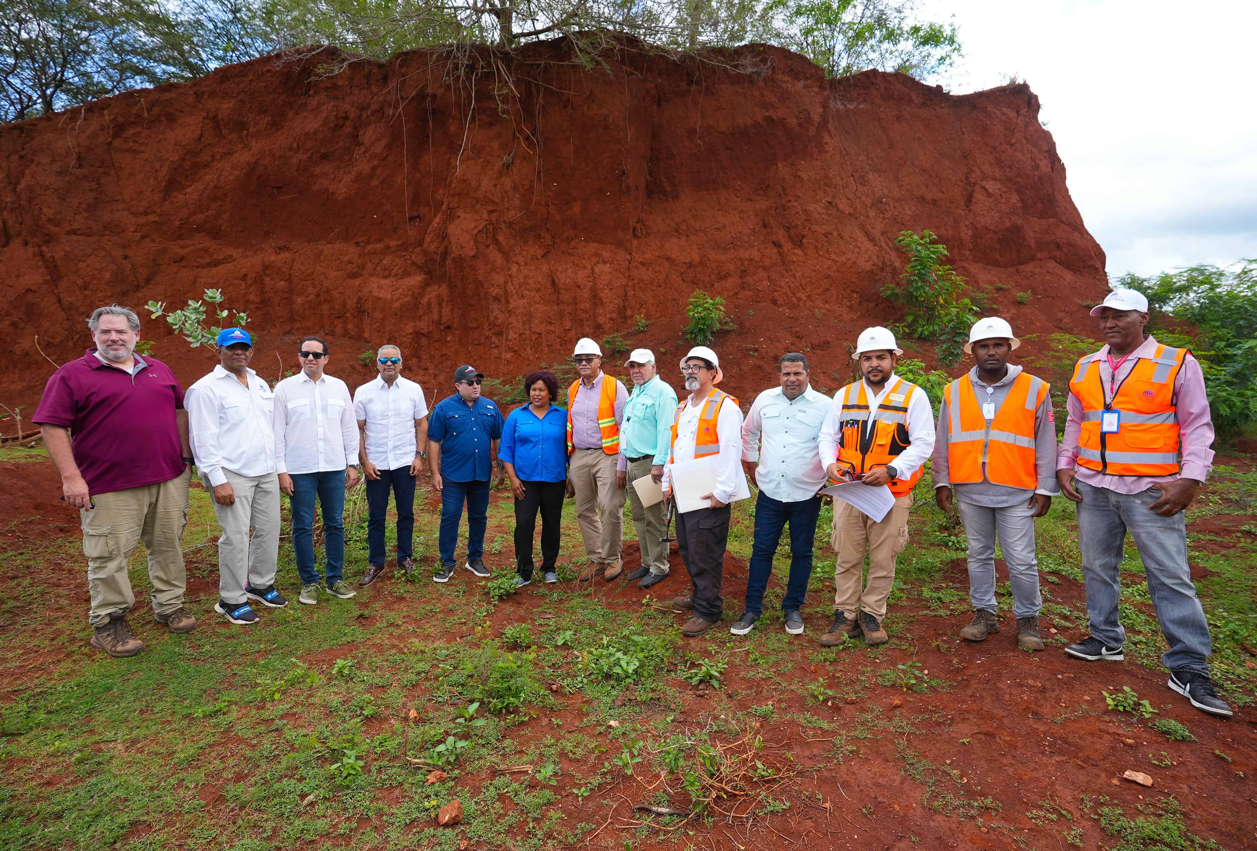 Autoridades durante el recorrido a la zona de exploración de tierras raras.