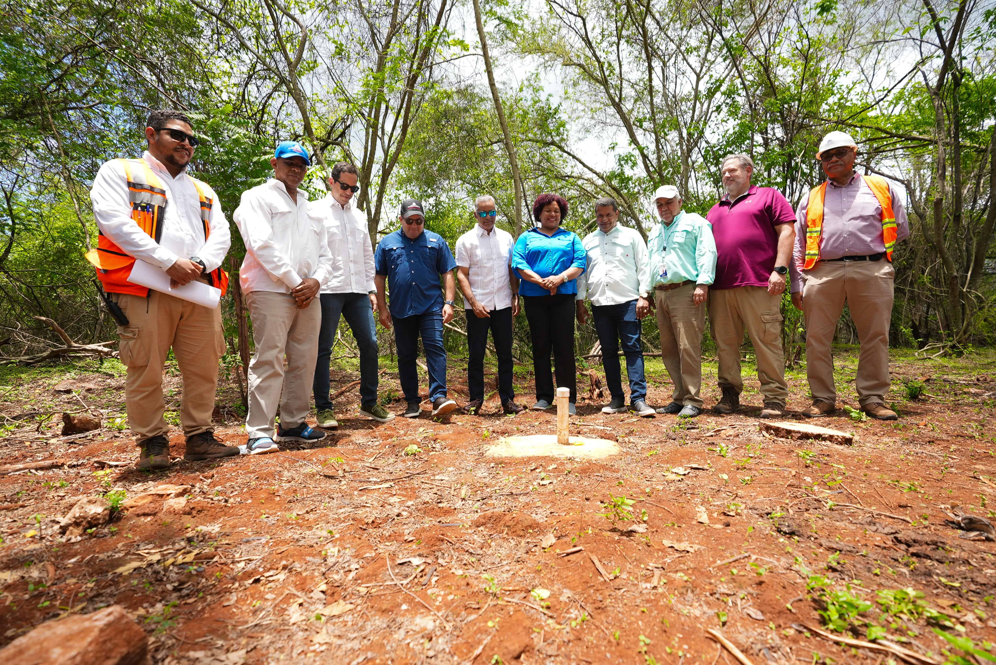 Autoridades durante el recorrido a la zona de exploración de tierras raras.