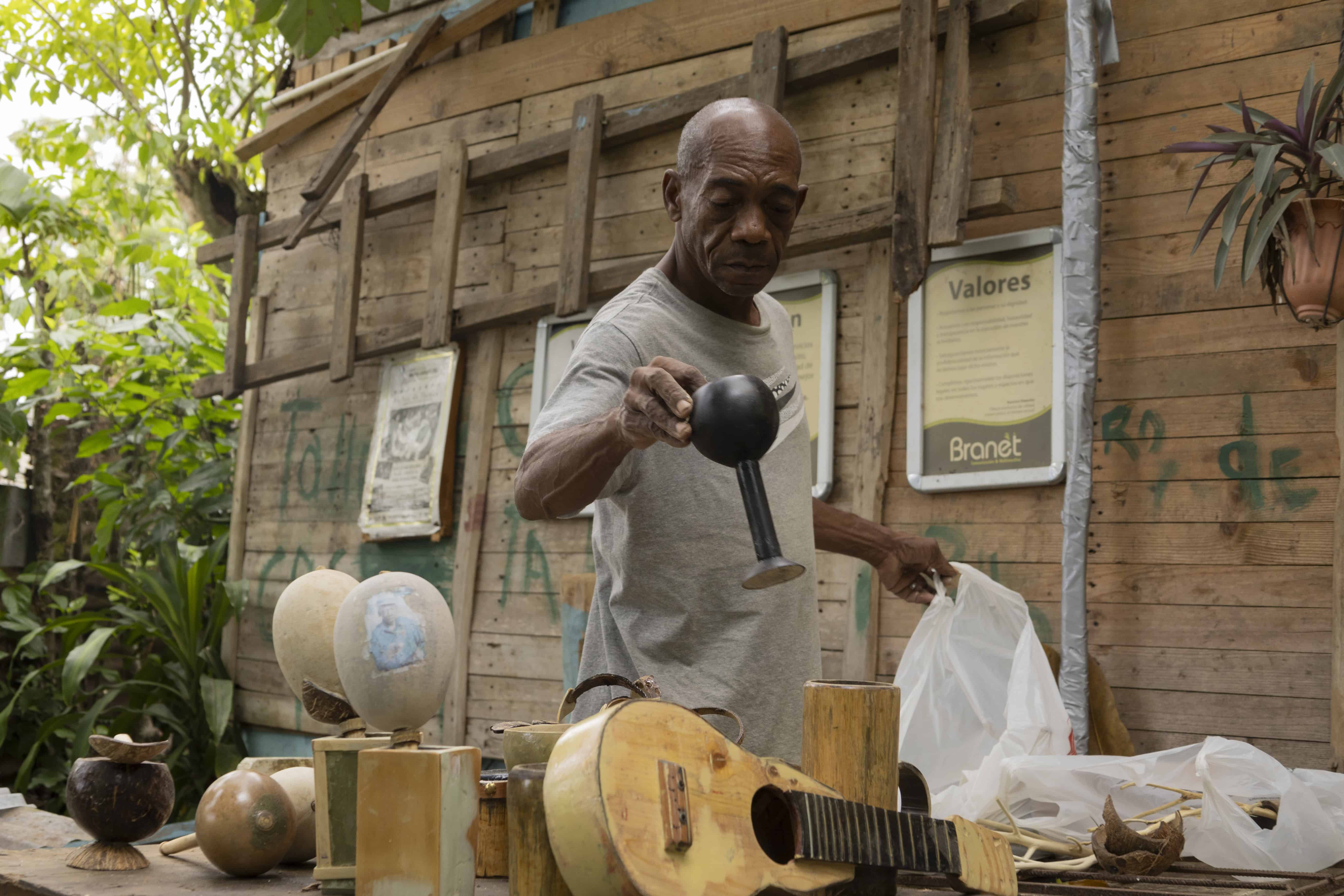 Un artesano explica la forma de hacer los instrumentos. 
