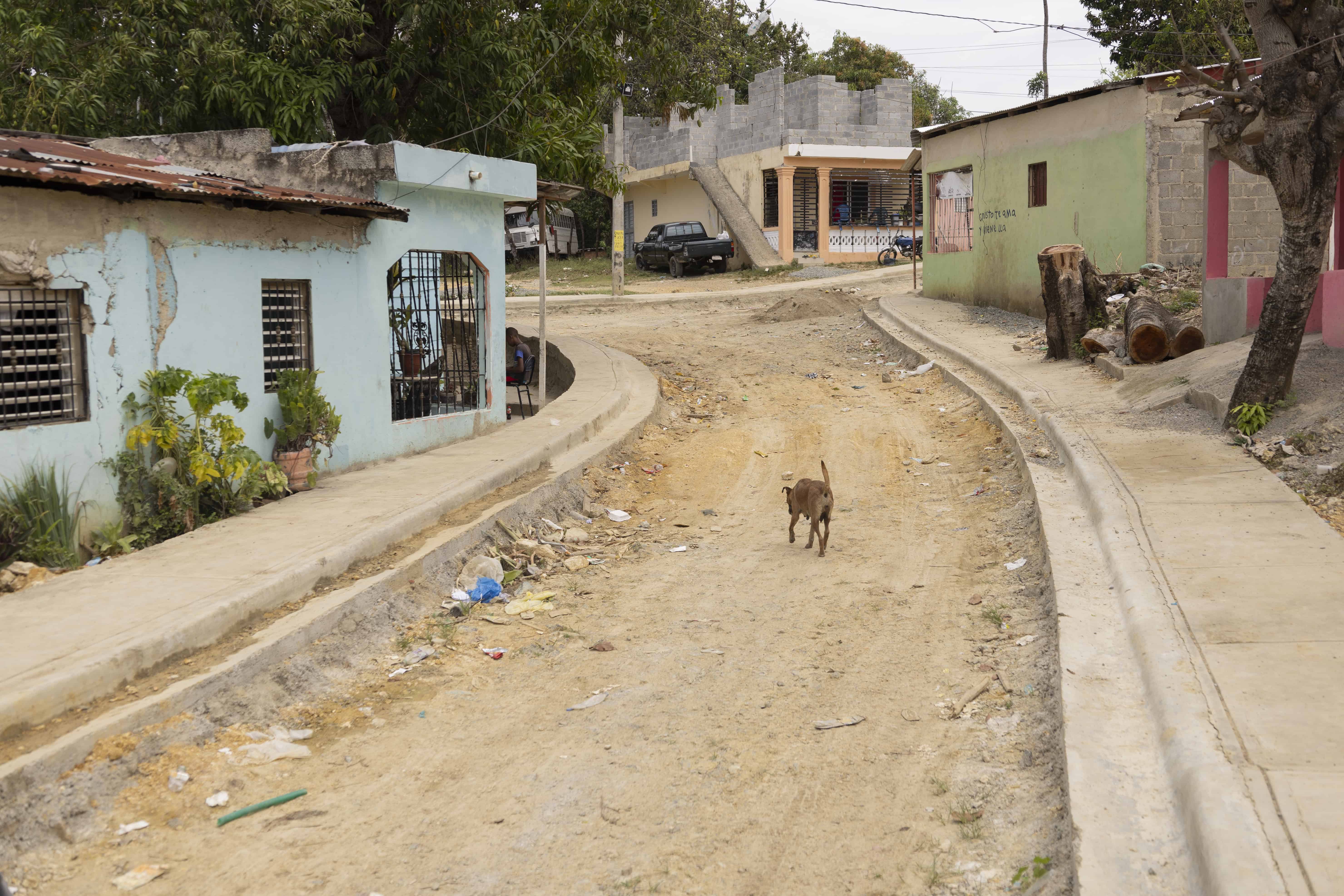 Una de las calles con aceras y contenes, pero los trabajos están lentos.