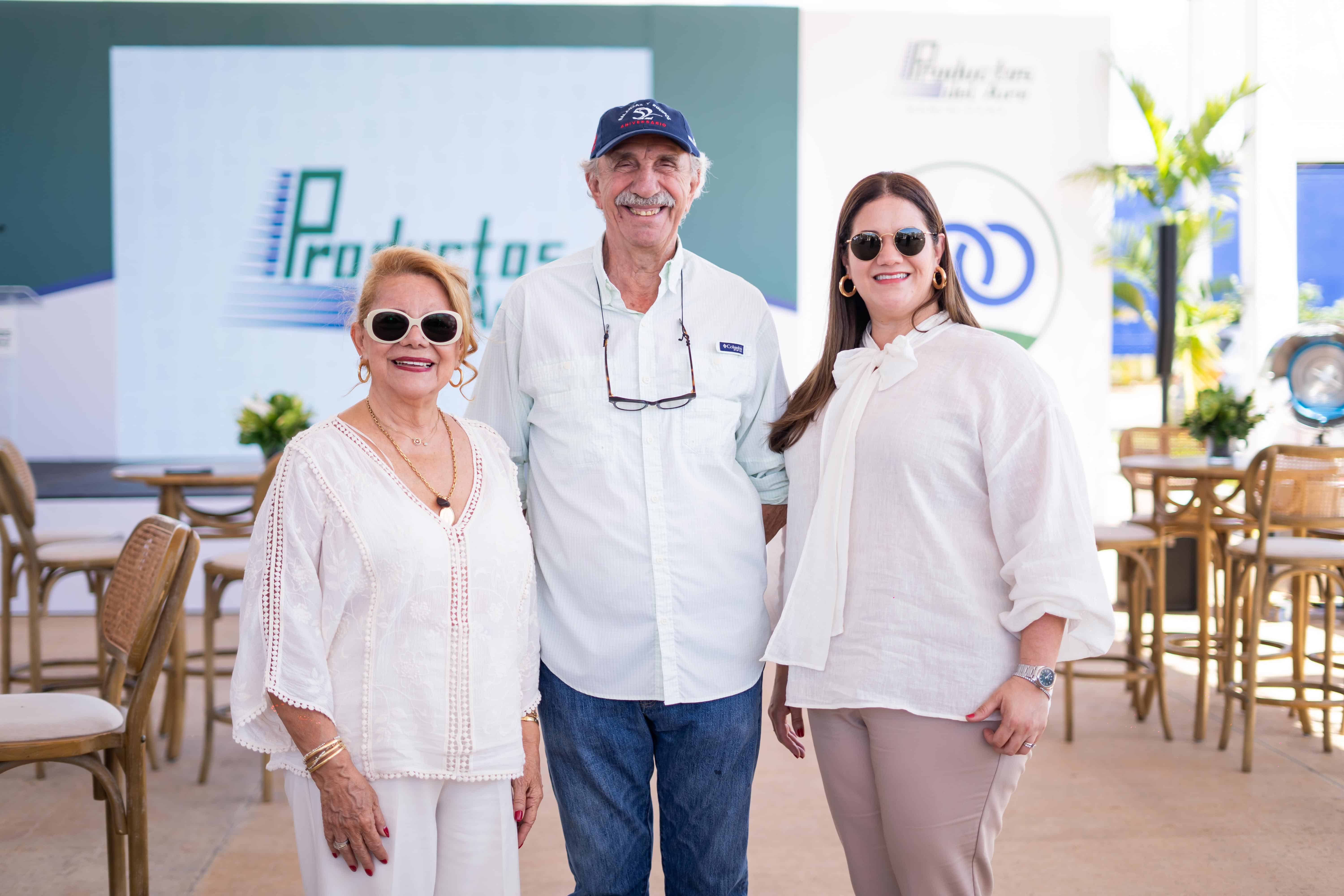 Teresa Valvuena de Vincenzi, Adriano Vincenzi  y Elisa Sella.