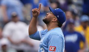 Carlos Estévez salva su sexto partido del año en victoria de los Reales sobre Rockies