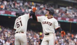 Jonrones de Yastrzemski y Chapman ayudan a los Gigantes a remontar para vencer a Cerveceros