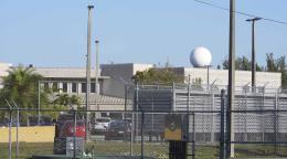 Informe destapa hacinamiento y abusos en otro centro de detenci&oacute;n de migrantes en Florida