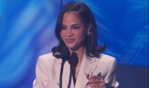 Natti Natasha dedica premio a víctimas del Jet Set durante Billboard Mujeres Latinas en la Música