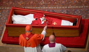 Comienza la ceremonia de cierre del féretro del papa Francisco