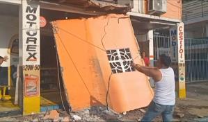 Un herido y paredes colapsadas por sismo de magnitud 6,3 en Ecuador