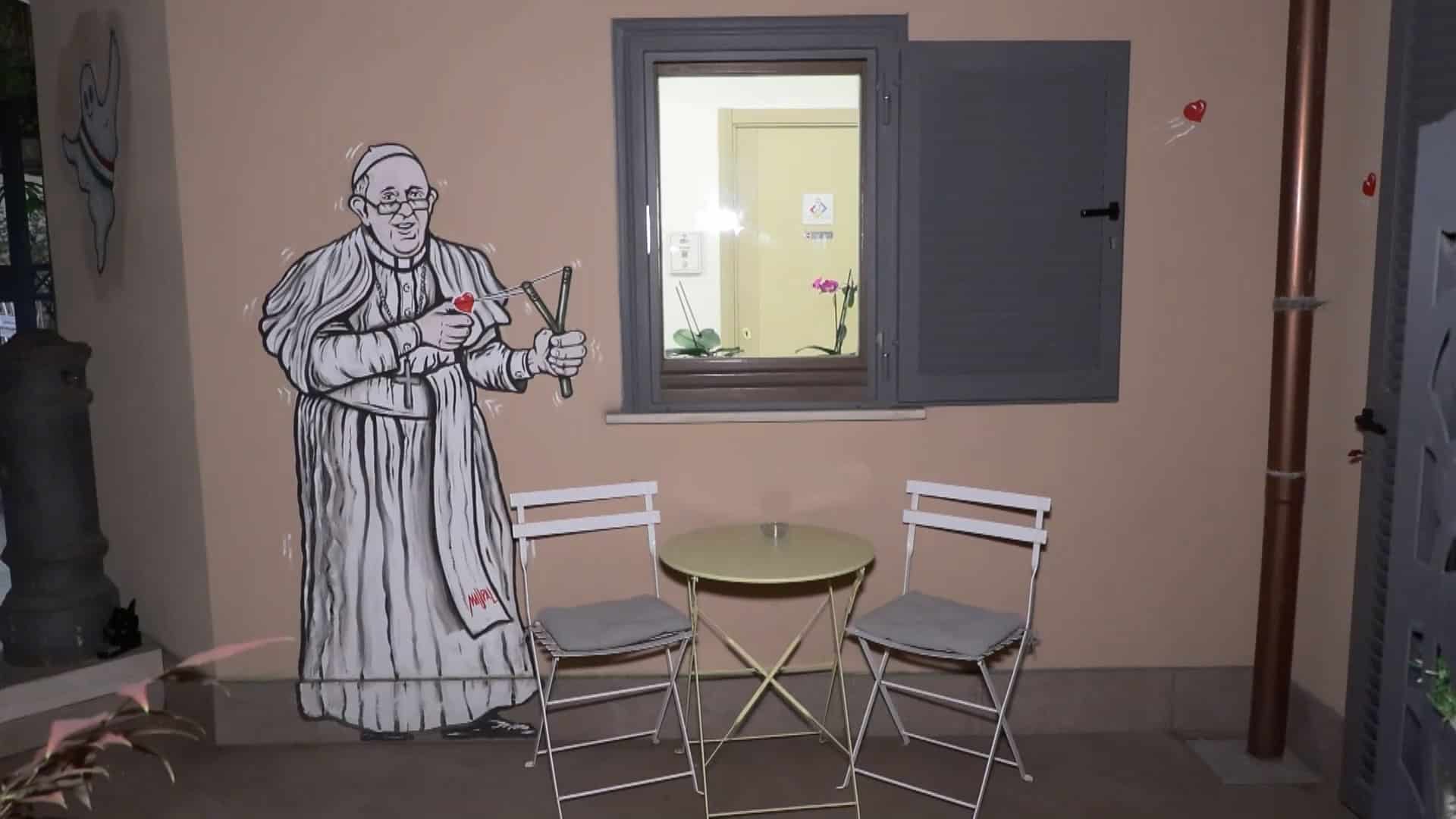 Es el artista callejero que retrata por las calles de Roma al pontífice argentino, fallecido este lunes a los 88 años.