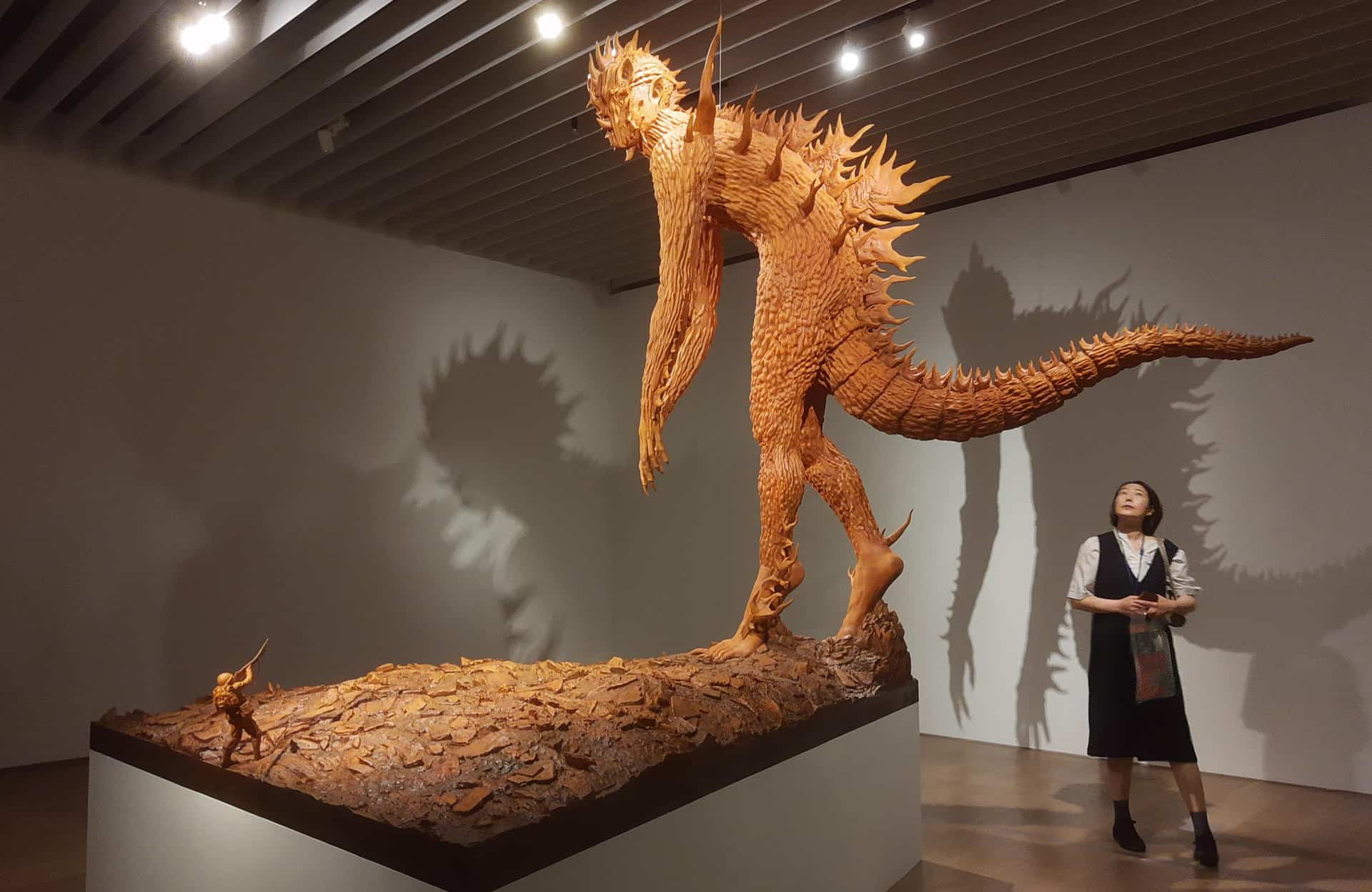 Una mujer observa la obra 'the One', del japonés Motohiko Odani, en la exposición 'Godzilla the Art' en la Mori Arts Center Gallery de Tokio.