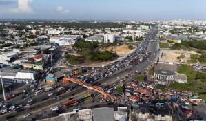 Reportan tapón en la Kennedy por volcadura de camión en el kilómetro 9