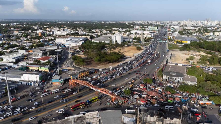 Reportan tapón en la Kennedy por volcadura de camión en el kilómetro 9 Reportan tapón en la Kennedy por volcadura de camión en el kilómetro 9