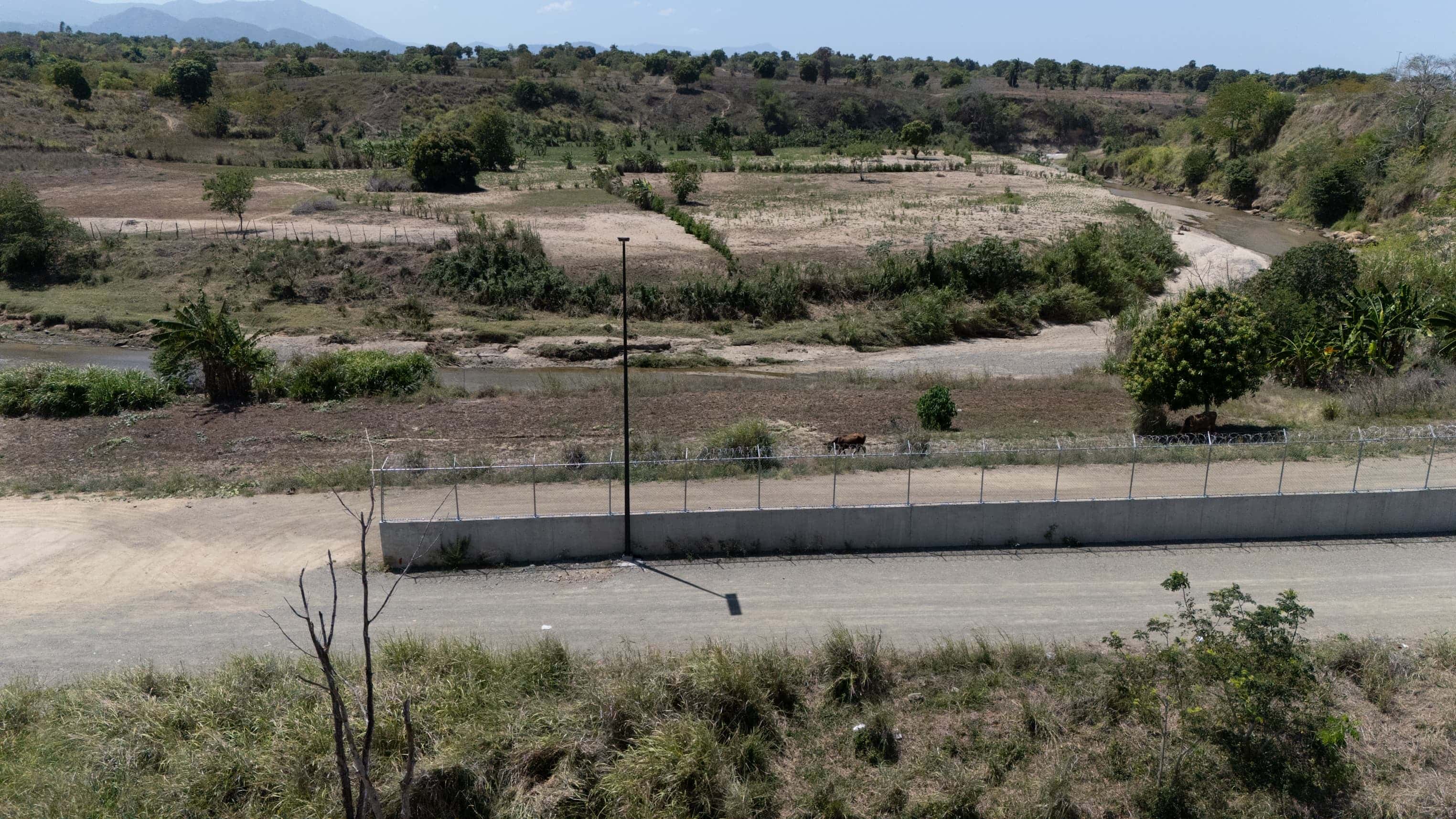 <br>Terminación de la verja perimetral en la zona fronteriza de Dajabón.