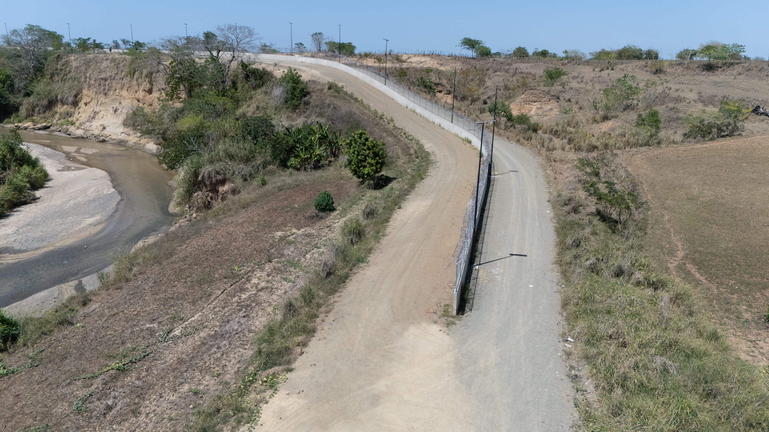 Otra vista del muro fronterizo donde se evidencian las divisiones. 