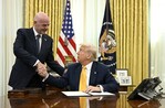 Trump defiende a Infantino: Sería un terrible error reemplazarlo Trump defiende a Infantino: Sería un terrible error reemplazarlo