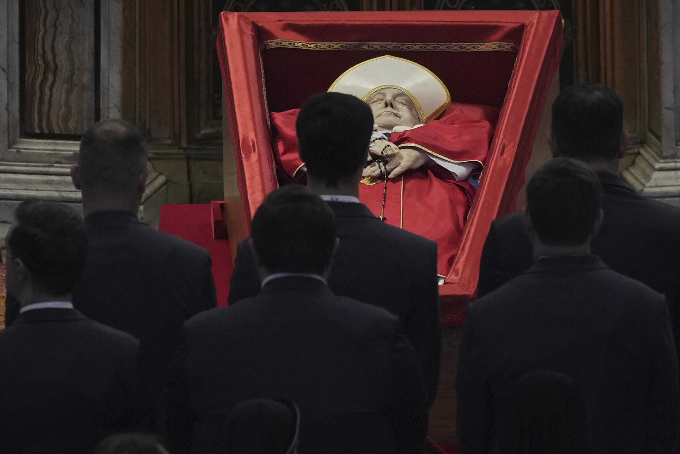 Personal del Vaticano presentan sus respetos al papa Francisco en el interior de la basílica de San Pedro, en el Vaticano, el 23 de abril de 2025, antes de la apertura de su capilla ardiente.