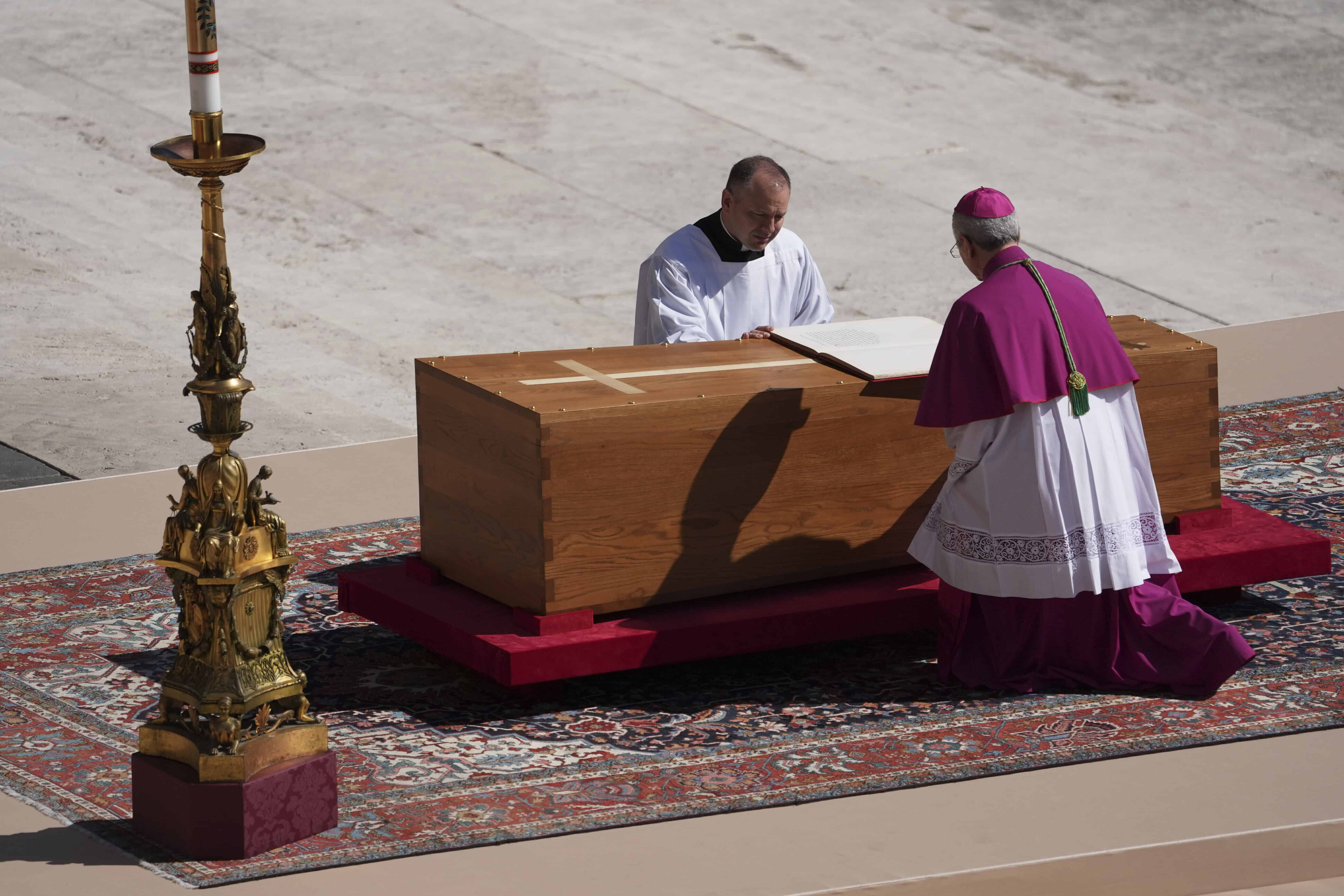 El arzobispo Diego Giovanni Ravelli (arrodillado a la derecha), en un momento del funeral del papa Francisco, en la Plaza de San Pedro del Vaticano, el 26 de abril de 2025. 