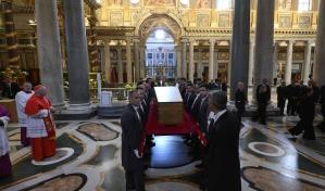 El entierro del papa Francisco se produjo ante el camarlengo y sus familiares
