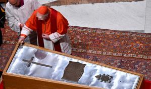 Francisco será sepultado con sus zapatos usados y en un féretro que lleva su escudo
