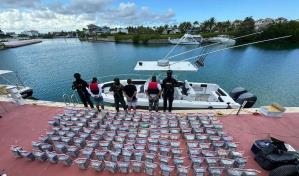 Decomisan 993 paquetes de cocaína dentro de embarcación en La Altagracia y apresan a tres hombres