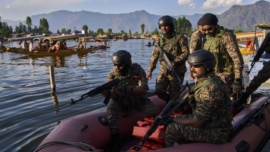 Ejército indio dice que tropas paquistaníes disparan contra sus posiciones en frontera en Cachemira Ejército indio dice que tropas paquistaníes disparan contra sus posiciones en frontera en Cachemira