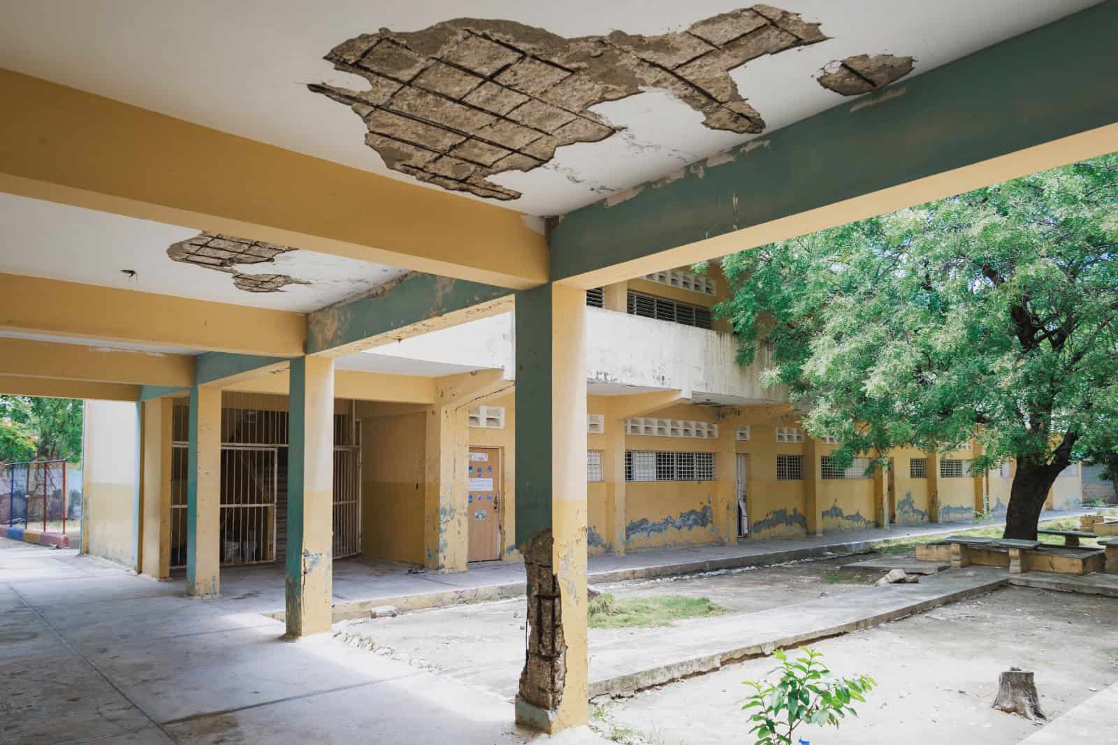 El pabellón más antiguo de la escuela está a punto de colapsar.