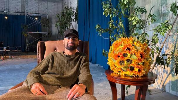 Jay Wheeler agradece a sus fans en Miami con una fiesta campestre llena de girasoles
