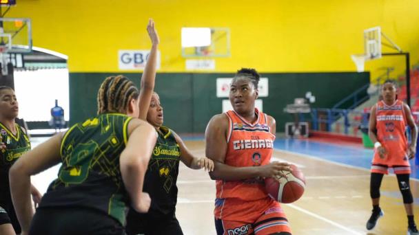 Angie Hodge decide triunfo La Ciénaga en inicio semifinal en torneo superior femenino DN
