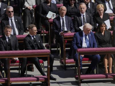 Melania Trump dice que rezó por la paz en funeral del papa Francisco