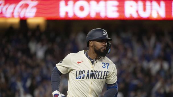 Teoscar Hernández conecta jonrón decisivo en la octava entrada y Dodgers vencen 8-4 a Piratas